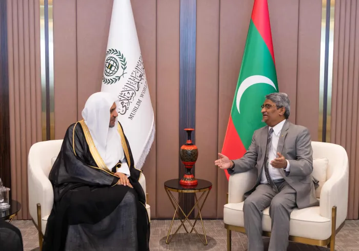 التقى معالي الشيخ د. محمد العيسى‬⁩ بمعالي وزير الشؤون الخارجية في جمهورية المالديف‬⁩، السيد أحمد خليل