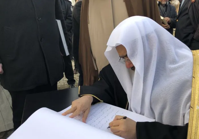 HE Dr. Mohammad Alissa signs the Visitors’ Book at Auschwitz Museum, expressing interfaith solidarity and hopes that such crimes will never be repeated