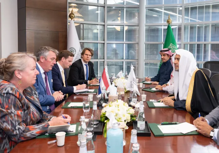 استقبل معالي الأمين العام رئيس هيئة علماء المسلمين فضيلة الشيخ د.⁧‫محمد العيسى‬⁩، في مكتبه بالرياض، سعادة سفيرة هولندا لدى المملكة العربية السعودية وسفير هولندا لدى أفغانستان