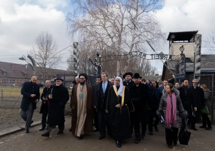 Cette année, MohammadAlissa a marqué l'histoire en menant la plus grande délégation de responsables musulmans à Auschwitz. La LIM combat toutes les idéologies extrémistes qui cherchent à semer la division et la haine dans le tissu social.