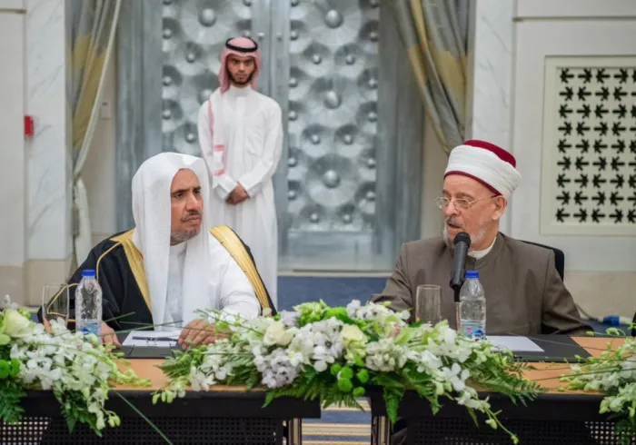 ‏معالي الشيخ د. ⁧محمد العيسى⁩ يلتقي وفد كبار العلماء العراقيين ورئيس وأعضاء المجمع الفقهي العراقي برئاسة سماحة الشيخ العلامة ⁧أحمد حسن الطه⁩، وقد ثمّنوا مؤتمر ⁧الرابطة⁩ حول الوحدة الإسلامية وتعزيز القيم المشتركة للدولة الوطنية بمشاركة ٢٨ مكوناً إسلامياً من مختلف ⁧المذاهب⁩ و ⁧الطوائف⁩.