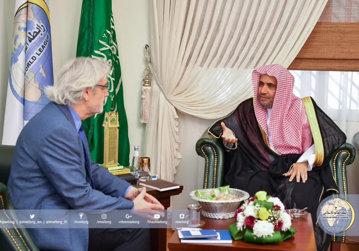 مسؤول القسم السياسي بصحيفة فرانكفورتر الألمانية المفكر والمؤلف والمحلل الدولي د. راينر هرمان في لقاء صحفي مع معالي الأمين العام للرابطة