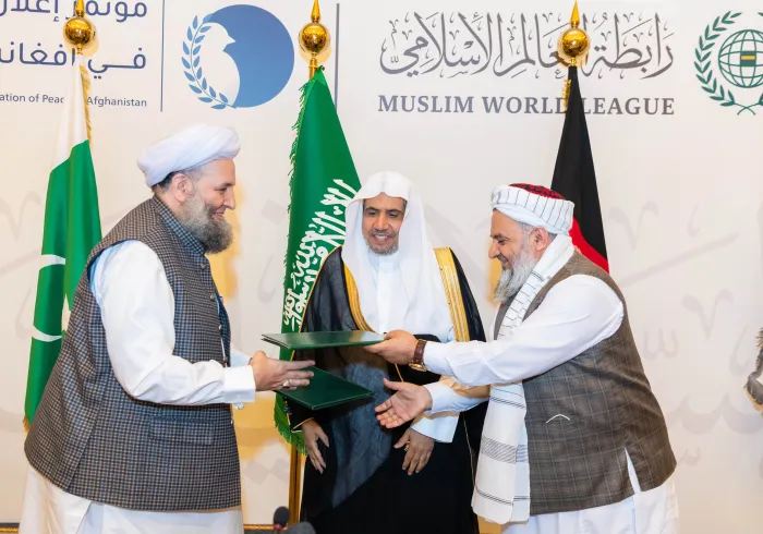 من جنبات الحرم المكي الشريف.. كبار علماء باكستان وأفغانستان يوقعون إعلان السلام في أفغانستان‬⁩ التاريخي