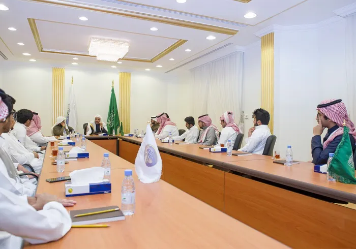 Le Secrétaire Général recevant des étudiants en droit et sciences politiques de l’Université du Roi Saoud, en présence du Dr. Almoutéri.