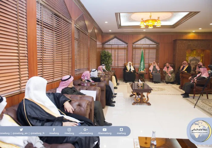 سماحةُ مفتي عام المملكة ملتقياً بمكتبه صباح اليوم معالي الأمين، وكبار مسؤولي الرابطة