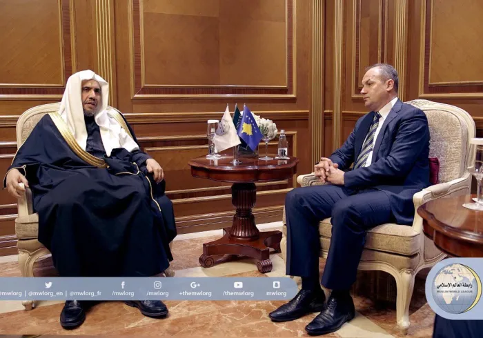 معالي أمين عام رابطة العالم الإسلامي ملتقياً في العاصمة بريشتينا معالي وزير خارجية جمهورية كوسوفا السيد أنور خوجاي