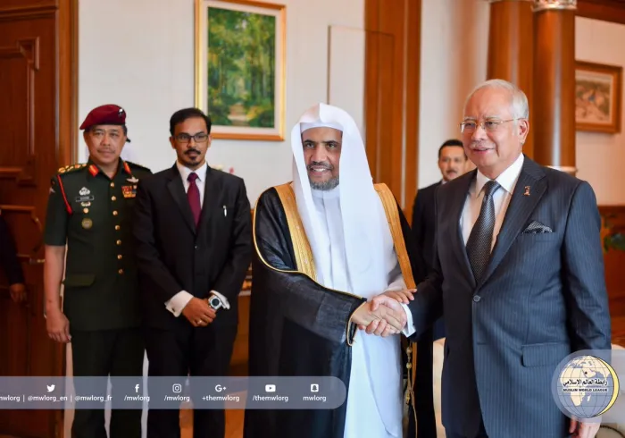 دولة رئيس الوزراء الماليزي السيد محمد نجيب عبد الرزاق مستقبلاً معالي أمين عام رابطة العالم الإسلامي الشيخ د. محمد العيسى بكوالالمبور