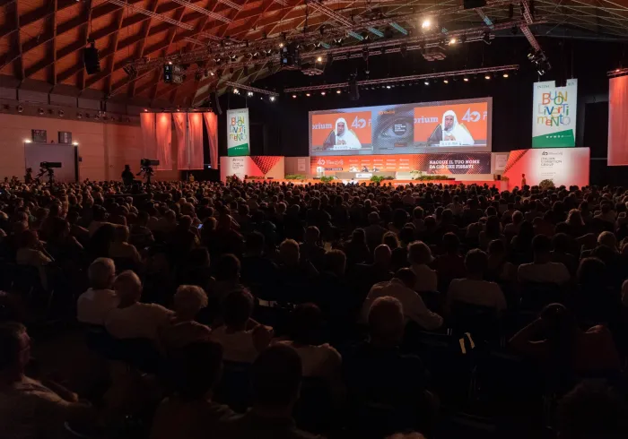 Le D.Mohammad Alissa parle devant plus de 6000  jeunes européens  de sujets idéologiques et  sociaux importants  durant les activités du forum international de Rimini en Italie.