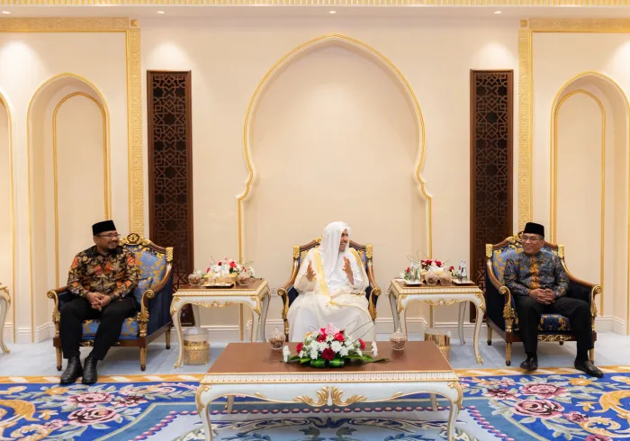 استقبل معالي الشيخ د. محمد العيسى‬⁩ في مقرّ الرابطة بمكة المكرمة، معالي وزير الشؤون الدينية الإندونيسي الشيخ ياقوت خليل قوماس، ومعالي رئيس جمعية نهضة العلماء الشيخ يحي خليل