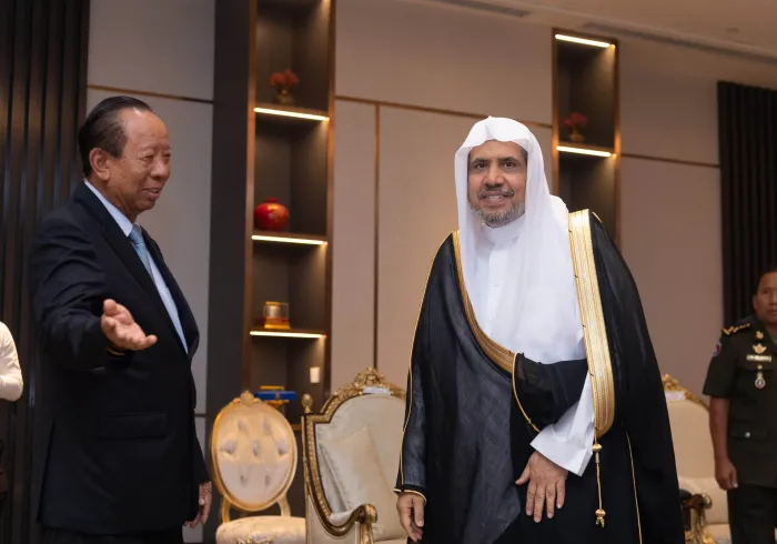 ضمن لقاءاته الرسمية بالقيادات الكمبودية:  ‏معالي الشيخ د.محمد العيسى‬⁩ يلتقي في العاصمة “بنوم بنه” معالي نائب رئيس الوزراء، وزير الدفاع الوطني، السيد تيا بانه