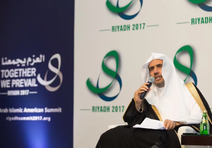 ‏معالي الأمين العام في مؤتمر دولي على هامش زيارة فخامة الرئيس الأمريكي للمملكة (متحدثاً عن جهود المملكة والرابطة لمواجهة التطرف)