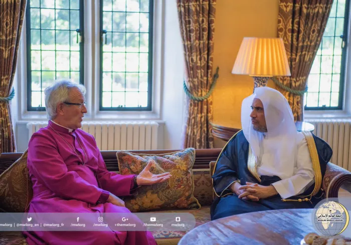 معالي الأمين العام أثناءَ لقائه بلندن قيادةَ الكنيسة الإنجليكانية، حيث جرى بحث الجهود المشتركة لأتباع الأديان في نشر السلام والوئام العالمي.