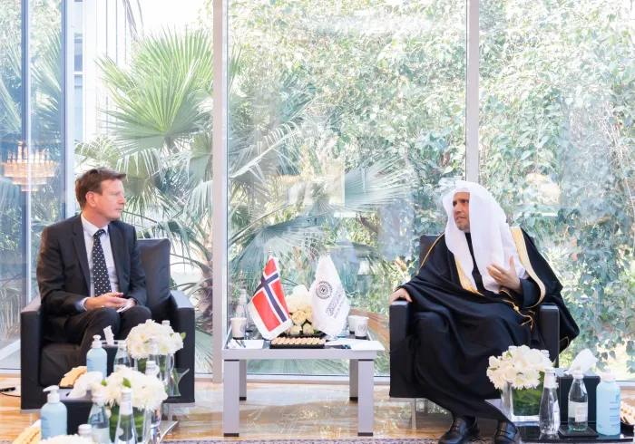 هنأ معاليه بحصوله على جائزة:"بناء الجسور" النرويجية: ‏معالي الشيخ د. محمد العيسى‬⁩ يستقبل اليوم سعادة سفير مملكة النرويج‬⁩ لدى المملكة العربية السعودية‬⁩ السيد توماس ليد بول