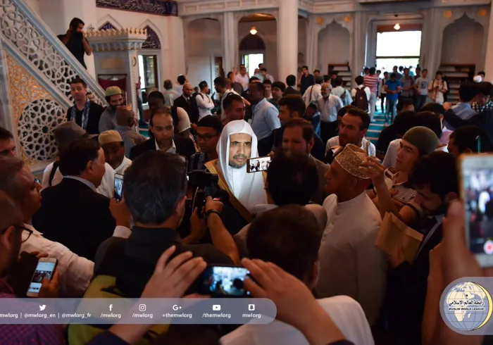 ‏معالي الأمين العام مع إخوانه المصلين في أحد مساجد طوكيو، مرسلاً "بطلب المصلين" رسائل (مباشرة) عبر وسائل التواصل لعموم الجالية الإسلامية  