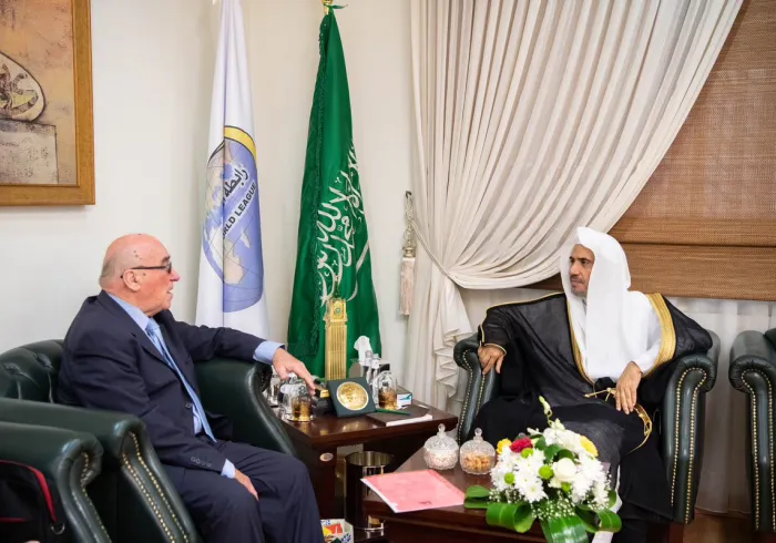 معالي الأمين العام لرابطة العالم الإسلامي الشيخ الدكتور: محمد العيسى مستقبلاً معالي منسق مجموعة الرؤية الاستراتيجية (روسيا - العالم الإسلامي) السفير الدكتور فينيامين بوبوف