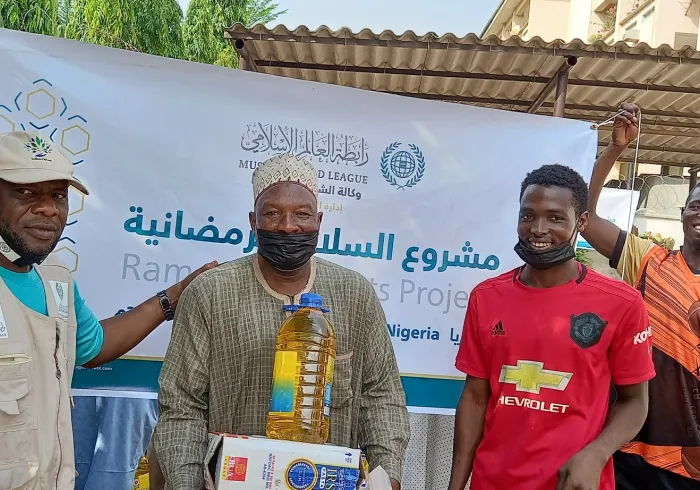 La distribution de paniers alimentaires est un projet annuel pour la LIM pendant le mois de Ramadan