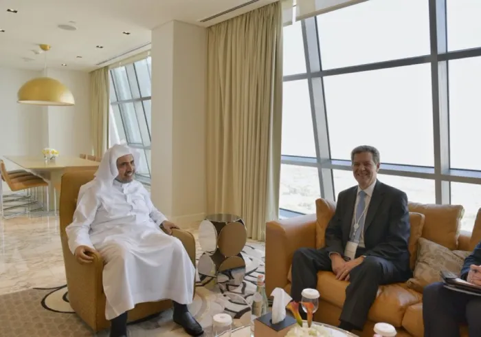 معالي الأمين العام الشيخ د. ⁧محمد العيسى⁩ مستقبلاً مساء أمس سفير ⁧الولايات المتحدة⁩ للحريات الدينية معالي السيد سام براونباك حيث تم بحث عدد من الموضوعات ولاسيما ماتتعرض له بعض الأقليات الإسلامية في بعض الدول من تمييز وحرمان وإساءة واضطهاد وقد شكر د. العيسى معاليه على مواقفه حيالها.