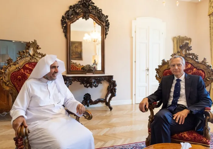 Le D. Mohammad Alissa a rencontré Jean Fijale représentant de l’Union européenne pour les libertés religieuses qui a loué le rôle du SG de la Ligue Islamique Mondiale pour promouvoir la compréhension  l’harmonie afin de lutter contre la violence et les conflits