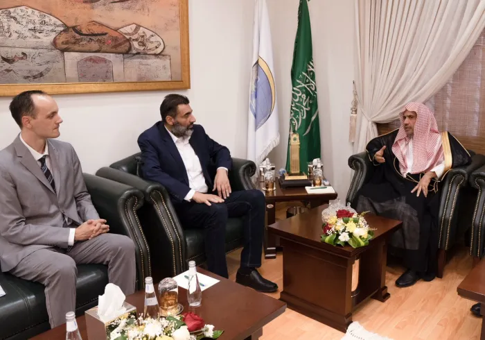 ڈاکٹر محمد العیسی نے آج مملکت میں سربیا کے سفیرمحمد یوسف کا قونصل جنرل کے ہمراہ استقبال کیا