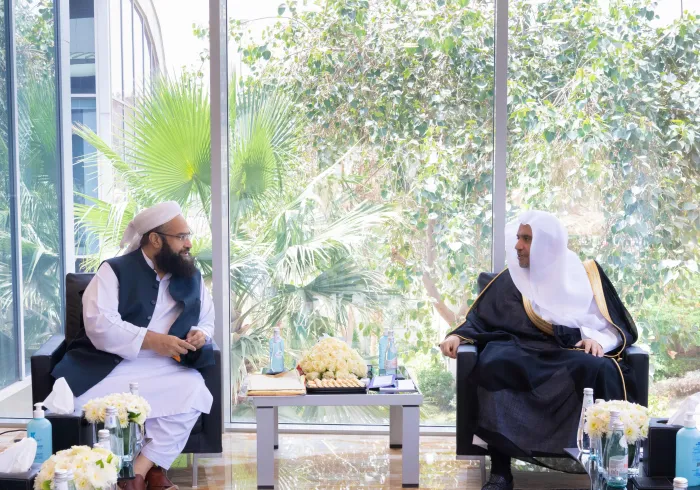 ‏التقى معالي الشيخ د. محمد العيسى‬⁩ اليوم برئيس مجلس علماء باكستان والممثل الخاص لرئيس الوزراء الباكستاني للوئام وشؤون الشرق الأوسط فضيلة الشيخ حافظ محمد طاهر الأشرفي
