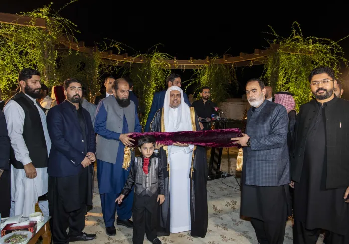 ‎حفاوة كبيرة من علماء ووجهاء باكستان: ‎أميرُ جمعية علماء باكستان مولانا فضل الرحمن، ومعالي الوجيه والوزير الاتحادي السيناتور بمجلس الشيوخ السيد طلحة محمود، يحتفيان بزيارة معالي الأمين العام الشيخ د. #محمد_العيسى، بحضور كبار الشخصيات الدينية والحكومية والبرلمانية والدبلوماسي