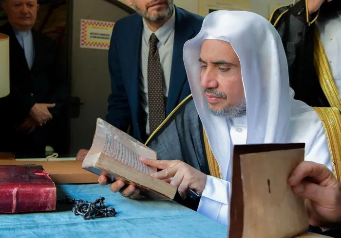 رابطہ عالم اسلامی اسلامی تمدن کی عظمت  اور اس کی زبان، تہذیب اور اقدار کی خوبصورتی کو آشکارا کرنے کے لئے دنیا بھر میں ان شعبوں میں موجود معروف جامعات اور ادارہ جات  کے ساتھ میوزیم