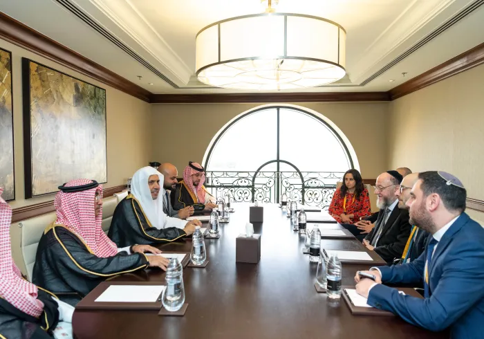 في إطار مشاركته في منتدى أبو ظبي للسلم: معالي الأمين العام يلتقي كبير حاخامات المملكة المتحدة والكومنولث