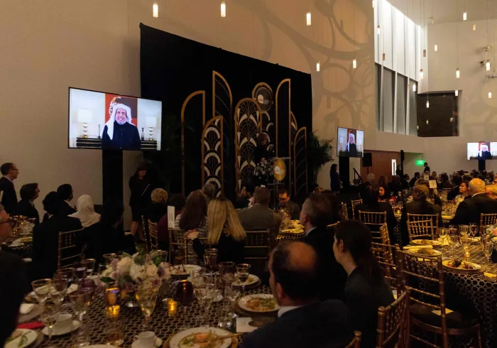 معالي الأمين العام في كلمة “متلفزة” لأبرز التجمّعات الغربية لمؤسسات الإعلام وصنّاع الأفلام في مركز كينيدي بواشنطن