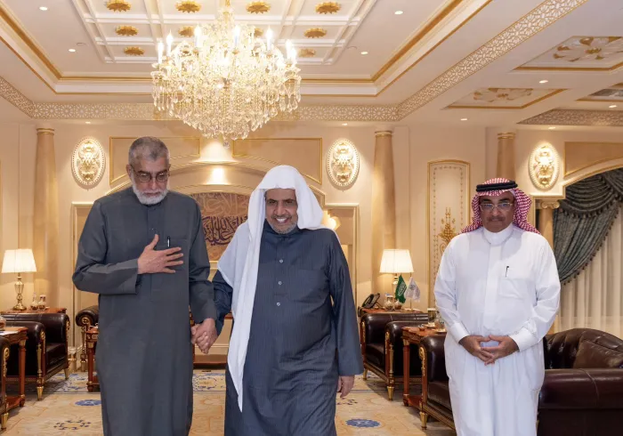 معالي الأمين العام يلتقي في مكتبه بمكة المكرمة السير إقبال سكراني