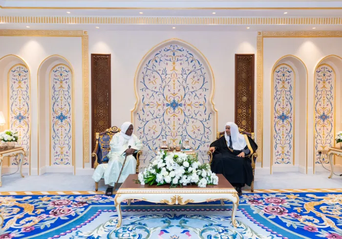 Yang Mulia Sekretaris Jenderal dan Ketua Asosiasi Cendekiawan Muslim, Yang Mulia Sheikh Dr. Muhammad Al-Issa, bertemu di kantornya di Makkah Al-Mukarramah, Yang Mulia Sheikh Mahmoud Dicko, pemimpin agama terkemuka di Mali dan semua Afrika.