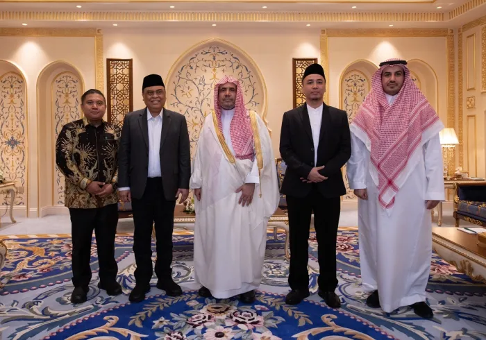 At the MWL’s headquarters in Makkah, His Excellency Sheikh Dr. Mohammed Alissa, Secretary-General of the MWL, Chairman of the Organization of Muslim Scholars, met with Dr. Syafruddin Kambo