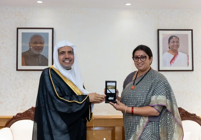 وزیر اقلیتی امور محترمہ اسمرتی زبین ایرانی نے دار الحکومت نئی دہلی میں وزارت کے ہیڈ کوارٹر میں سیکرٹری جنرل اور چیئرمین مسلم علماء کونسل شیخ ڈاکٹر محمد العيسى کا استقبال کیا۔