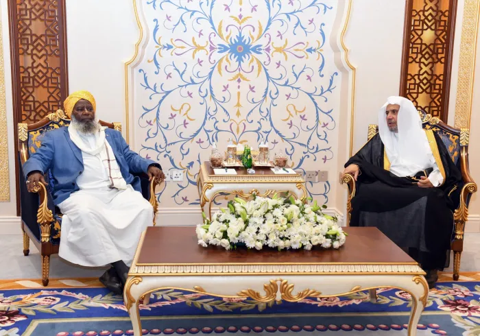 عزت مآب سیکرٹری جنرل اور چیئرمین مسلم علماء کونسل شیخ ڈاکٹر محمد العیسی  رابطہ کے مرکزی دفتر مکہ مکرمہ میں ایتھوپیا میں اسلامی امور کے سپریم کونسل کے صدر شیخ ڈاکٹر حاجی ابراہیم اور ان کے ہمراہ وفد کا استقبال  کررہے ہیں۔