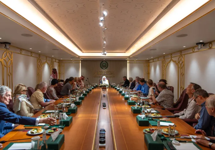 ‏Yang Mulia Sekretaris Jenderal LMD, Ketua Asosiasi Ulama Muslim, Syekh Dr. Mohammed Al-Issa menerima delegasi akademik Alumni Universitas Harvard dipimpin oleh mantan Duta Besar AS untuk Afghanistan