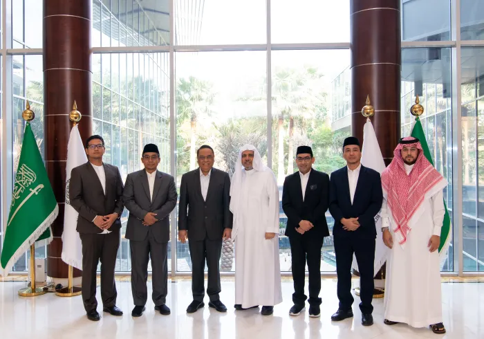 ‏استقبل معالي الأمين العام، رئيس هيئة علماء المسلمين، فضيلة الشيخ د.⁧‫محمد العيسى‬⁩ ‬⁩ في مكتب الرابطة بالرياض، مسؤول ديوان مساجد إندونيسيا، ورئاسة رابطة الملاوي حول العالم، معالي الفريق د. شفر الدين كامبو