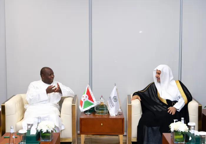 فخامة رئيس جمهورية بوروندي، السيد إيفاريست ندايشيمي يزور ⁧‫رابطة العالم الإسلامي‬⁩ في مقرها الفرعي بالرياض، وكان في استقبال فخامته معالي الأمين العام رئيس هيئة علماء المسلمين الشيخ د. ⁧‫محمد العيسى
