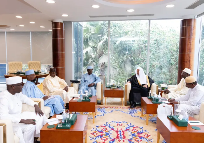 استقبل معالي الأمين العام، رئيس هيئة علماء المسلمين، فضيلة الشيخ د. ⁧‫محمد العيسى‬⁩‬⁩ في مكتبه بالرياض، وفداً من جمهورية تشاد