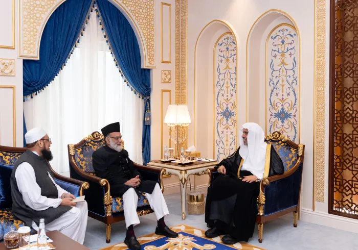 استقبل معالي الأمين العام، رئيس هيئة علماء المسلمين، فضيلة الشيخ د.⁧‫محمد العيسى‬⁩، في مقر الرابطة بمكة المكرمة، فضيلةَ كبير الأئمة The Grand Imam، الإمام والخطيب بالجامع الكبير في نيودلهي، الشيخ: سيد أحمد بخاري