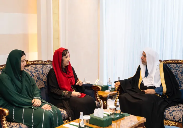 ‏استقبل معالي الأمين العام، رئيس هيئة علماء المسلمين، فضيلة الشيخ د.⁧‫محمد العيسى‬⁩ ‬⁩ ، في مكتبه ظهر اليوم، معالي عمدة مانشستر بالمملكة المتحدة، السيدة ياسمين دار، والوفد المرافق لها