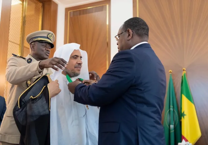 صدر جمہوریہ سینیگال نے ڈاکٹر العیسی کو اعتدال پسندی کے فروغ میں ان کی عالمی کوششوں کے اعتراف میں اعلی ترین حکومتی میڈل پہنایا۔