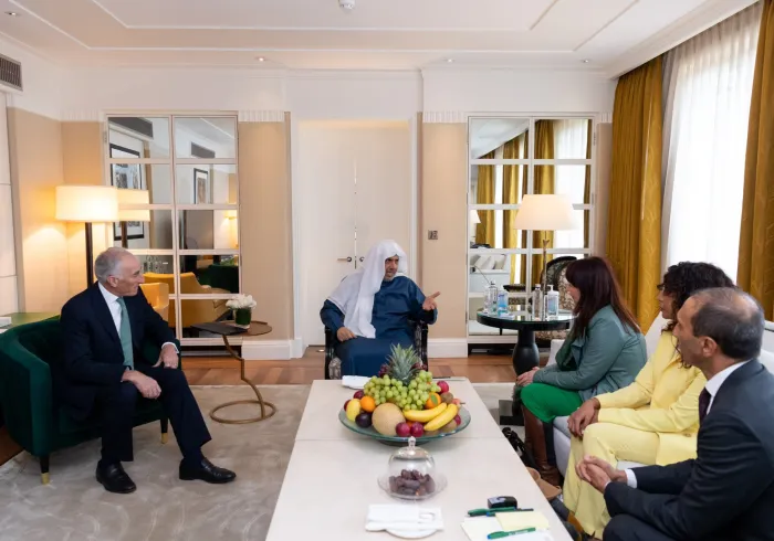 التقى معالي الأمين العام رئيس هيئة علماء المسلمين فضيلة الشيخ د.⁧‫محمد العيسى‬⁩ قياداتِ معهد وولف للأبحاث في جامعة كامبريدج بالمملكة المتحدة