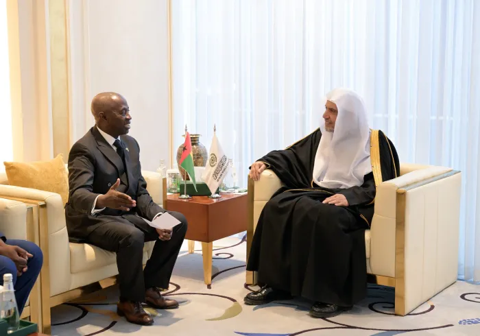 El Secretario General, el Sheij Mohammed Al-Issa recibió en Riad al Embajador extraordinario y plenipotenciario de la República de Guinea-Bisáu ante el Reino de Arabia Saudita, el Sr. Dino Seidi