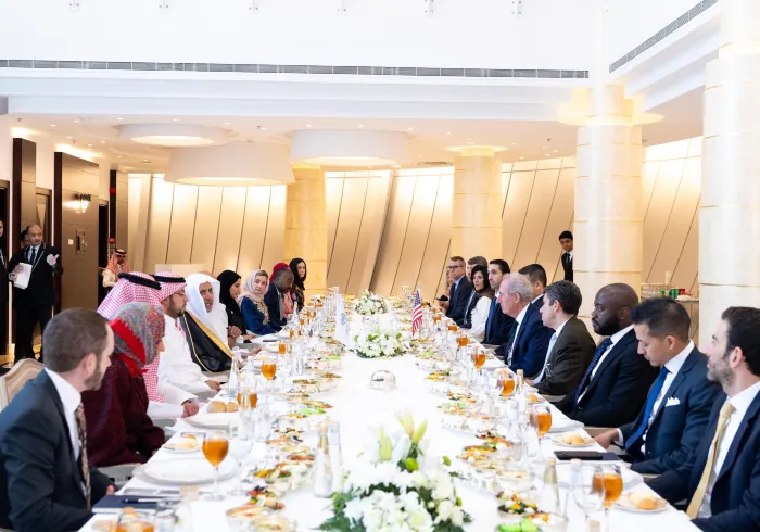 Le Secrétaire Général, Président de l’Organisation des savants musulmans cheikh Mohammed Al-Issa , a rencontré à Riyad une délégation composée de chercheurs et spécialistes en affaires politiques et relations internationales