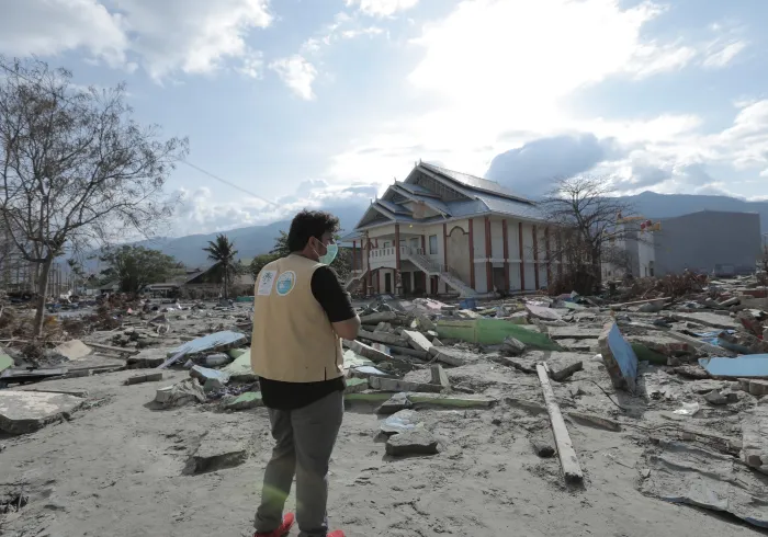 رابطة العالم الإسلامي‬⁩ يدٌ تمتدُّ إلى المحتاجين، بلا تمييز، في 95 دولةً؛ برامجُ تنمويةٌ ورعويةٌ وإغاثيةٌ شاملةٌ لليتامى والمرضى واللاجئين، وهدفٌ واحدٌ: الإحسان إلى الإنسان