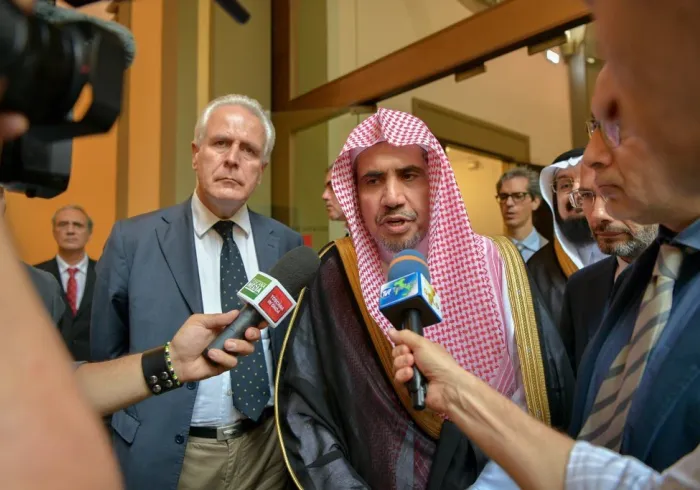 Le SG lors d’une déclaration auprès de journalistes italiens en présence du Président du Parlement de Toscane où il a confirmé la particularité de cette rencontre qui traduit l’intérêt du Parlement européen aux relations civilisationnelles entre l’Occiden