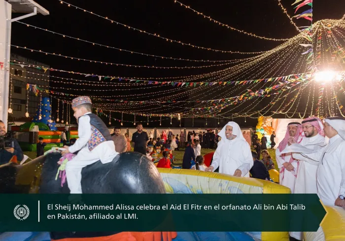 Foto de la celebración del Sheij Mohammed Al-Issa, SG de la LMI, en la festividad del Aid El Fitr en el orfanato Ali bin Abi Talib en Pakistán, que cuenta con cerca de 4600 huérfanos: