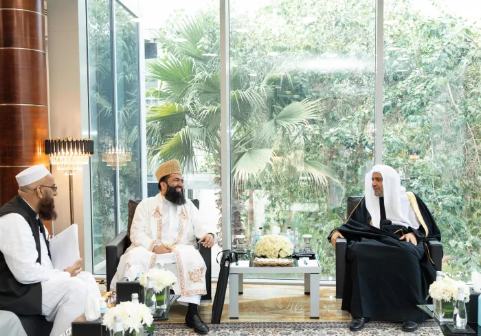 استقبل معالي الشيخ د. محمد العيسى، الشيخ: محمد عبد الخبير آزاد، رئيس منظمة أئمة ومجلس علماء باكستان،