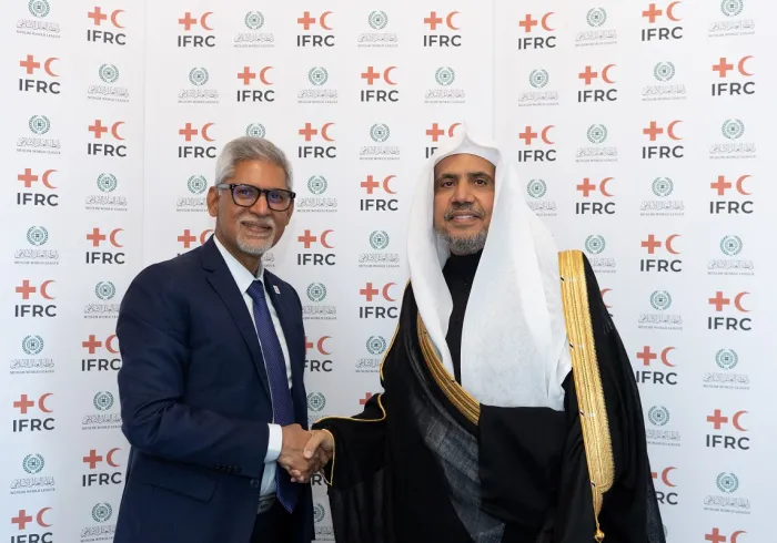 رابطة العالم الإسلامي تدعم المتضررين من النزاعات والمهاجرين والنازحين حول العالم