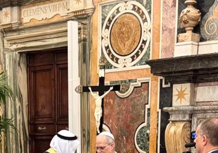 En nombre del Secretario  general, Sheij Mohammed Alissa  , el Dr. Abdulaziz Sarhan, asesor y enviado de coordinación de la Liga del Mundo Islámico ante el Vaticano, se reunió esta mañana con el Papa León XIV en la sede del Vaticano.
