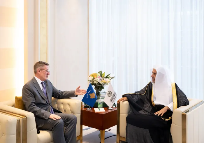 ‏التقى معالي الأمين العام، رئيس هيئة علماء المسلمين، فضيلة الشيخ د.⁧‫محمد العيسى‬⁩ ⁦‬⁩، في مكتبه، سعادة سفير جمهورية كوسوفو لدى المملكة العربية السعودية، السيد لولزيم مييكو. ‏وجرى خلال اللقاءِ مناقشةُ عددٍ من الموضوعات ذات الاهتمام المُشترَك.